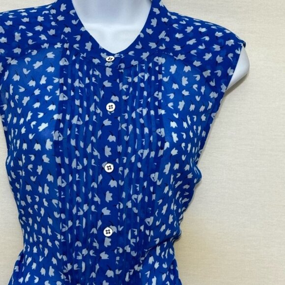 O-59 CAbi Blue White & Black Floral Pleated Front Sleeveless Button‎ Down Blouse - Picture 6 of 15